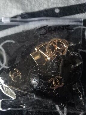 KEYCHAIN OR PURSE ACCESSORY